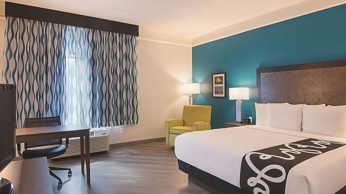 Orlando Hotel | Cozy King Room, La Quinta Inn & Suites, Free Parking, Close to UCF