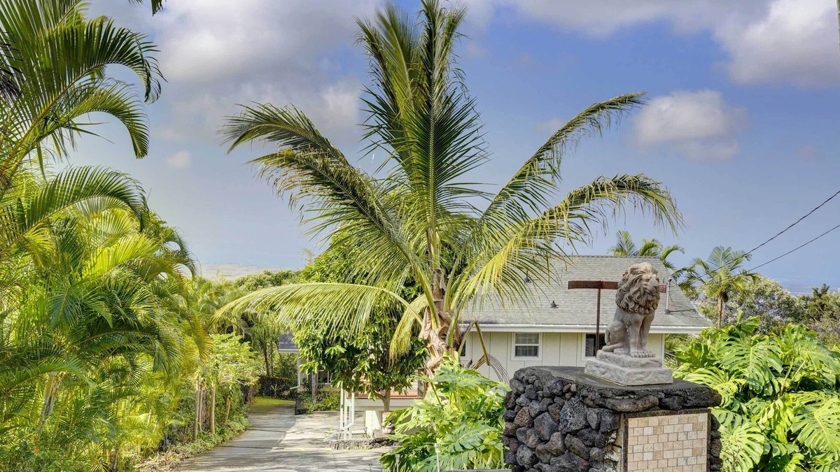 Kalaoa Cottage | Cozy Kona Coast Apt w/Lanai ~ 8 Miles to Beach!