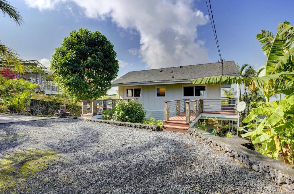 Kalaoa House | Cozy Kona Coast Apt with Lanai about 8 Miles to Beach!