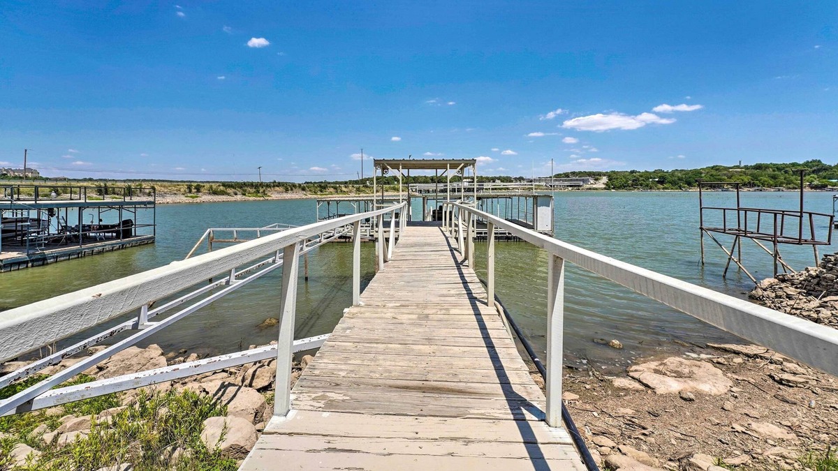 Brownwood House | Cozy Lake Brownwood Home w/ Boat Dock & Deck!