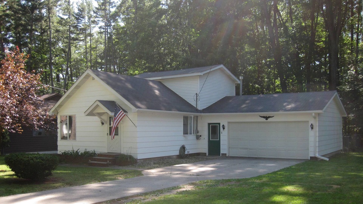 Cadillac Cottage | Cozy Lake Cadillac Cottage- Boat Dock And Sandy Beach-With Cold Air Conditioning