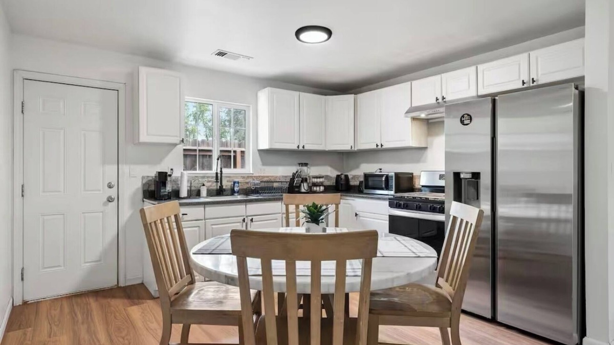 Clearlake House | Cozy Lake Escape 2-bedroom house with WiFi, AC in delightful Clearlake