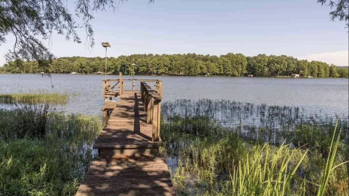 Perryville House | Cozy Lake Front 3br/2ba - sleeps 8!