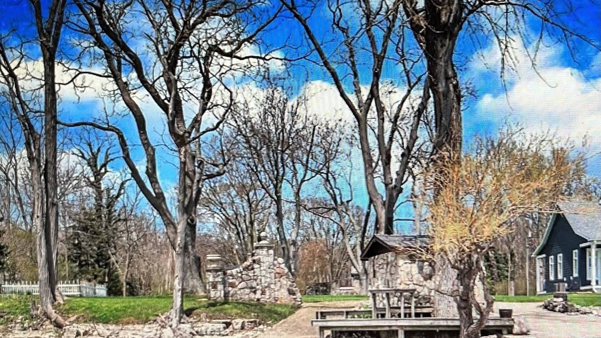 Put-in-Bay Cottage | Cozy lake front cottage(s) with private dock and beach