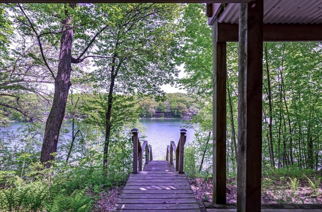 Almelund House | Cozy Lake House with Fireplace, Views, Close to Skiing!