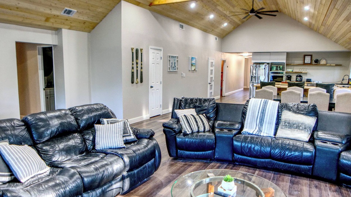 Gordonville Villa | Cozy lake side villa for family getaway. Pet-friendly