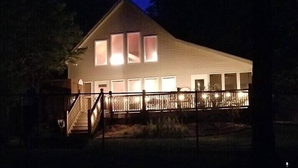 Gumlog Cabin | COZY LAKEFRONT CABIN Perfect for a relaxing getaway!