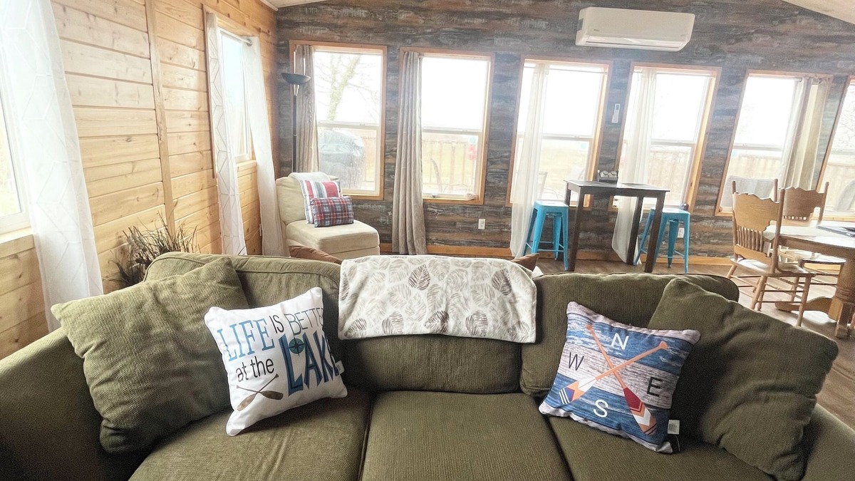 Saint Laurent Cabin | Cozy Lakefront Cottage