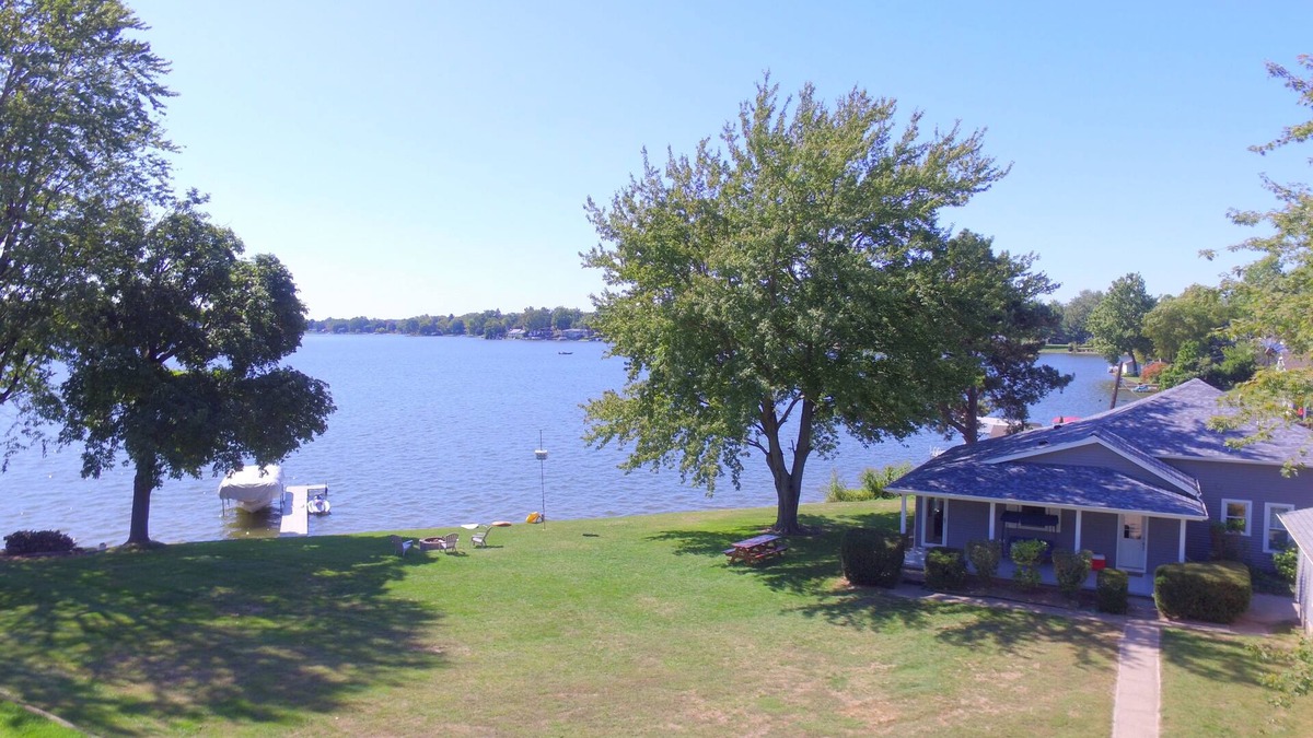Colon House | Cozy Lakefront Getaway