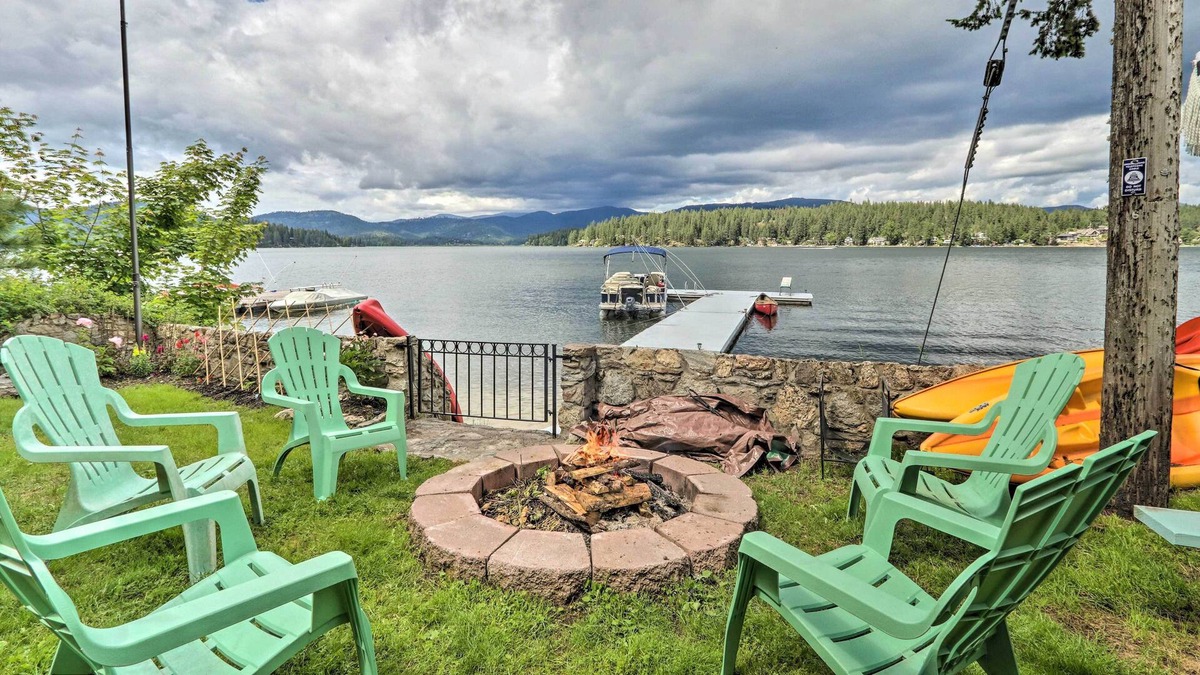 Newman Lake Apartment | Cozy Lakefront Honeymoon Bay Studio w/ Hot Tub!