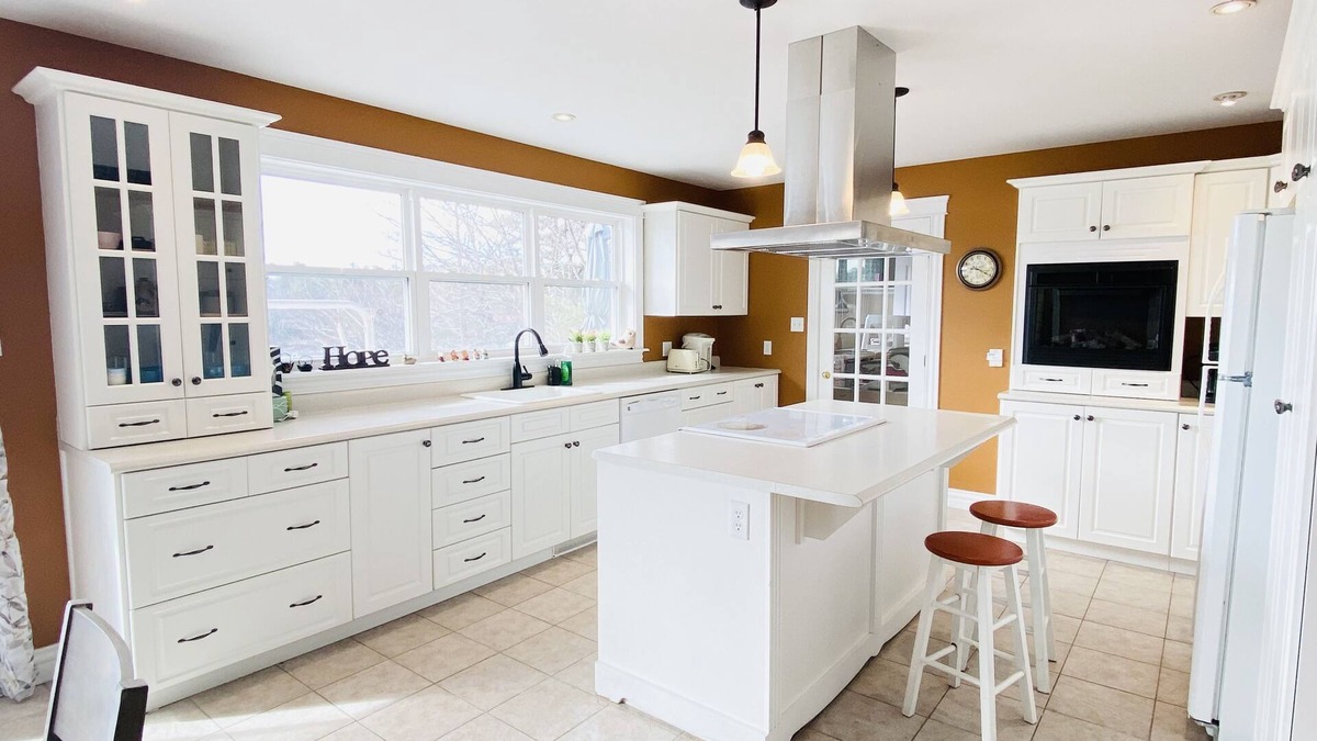 Bedford House | Cozy Lakefront House in Bedford