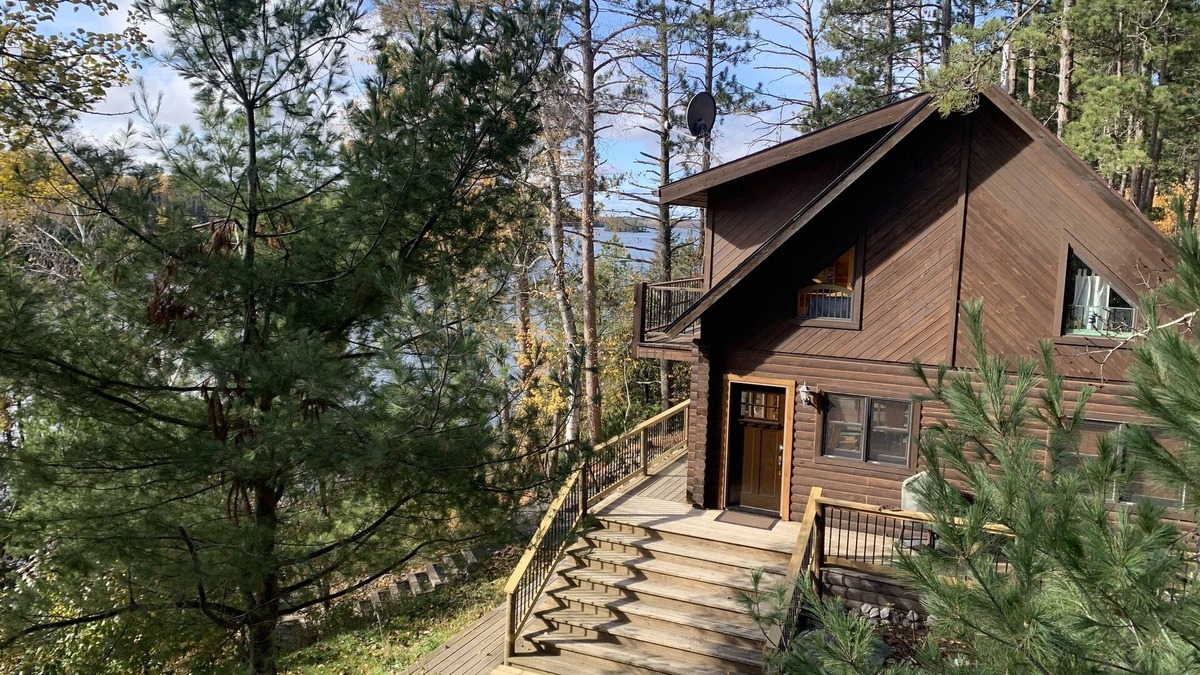 Ely Cabin | Cozy Lakefront Log Home