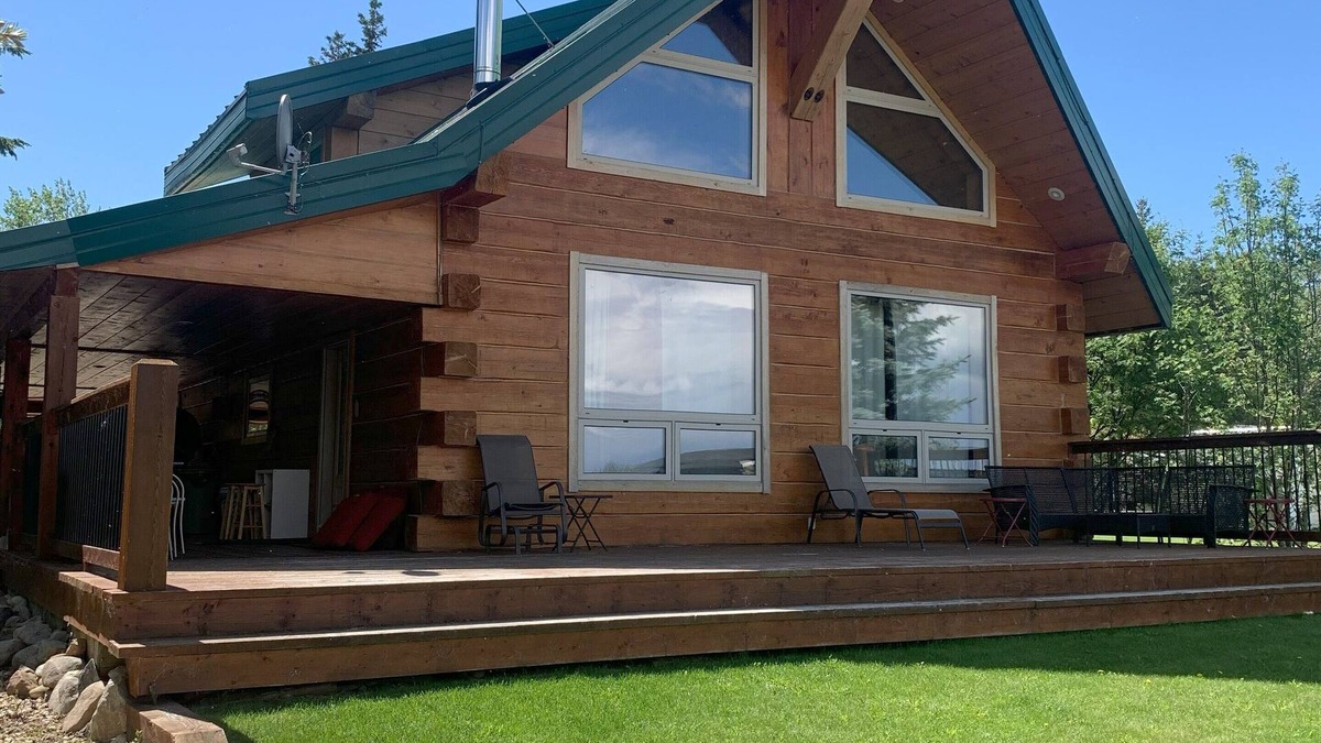 Central Alberta House | Cozy Lakefront Retreat at Lac La Nonne