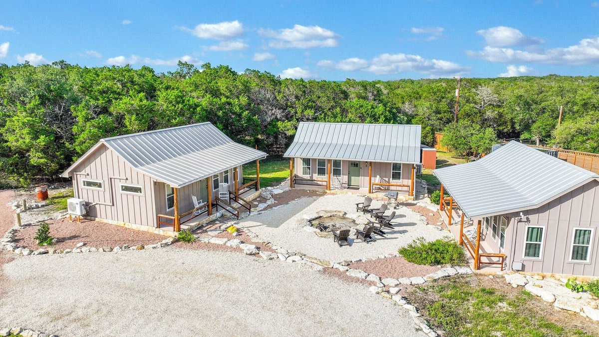 Wimberley Cabin | Cozy Lakehouse Charm + Firepit & Pickleball Fun