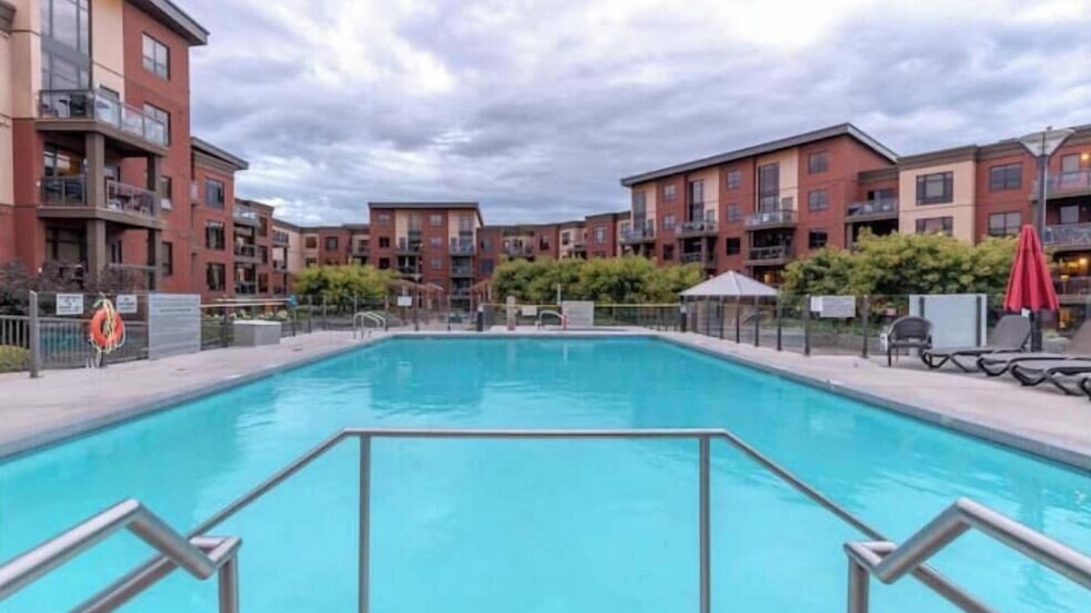 South Pandosy Condo | Cozy Lakehouse Condo with Pool