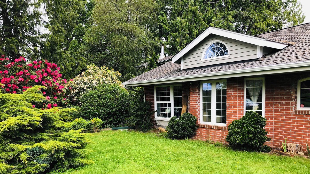 Artondale Apartment | Cozy lakehouse private apartment in 1/2 of house. 5 mins to waterfront.