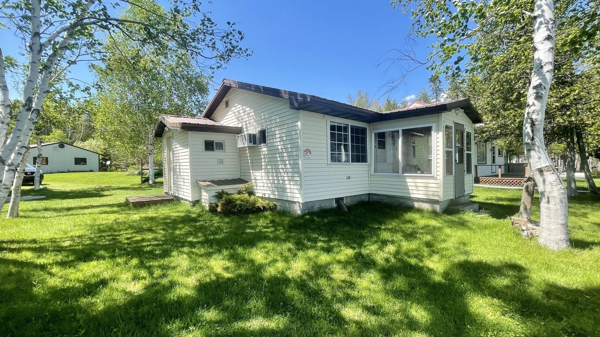 Manistique Cottage | Cozy Lakehouse right on Indian Lake - 10 minutes from Manistique