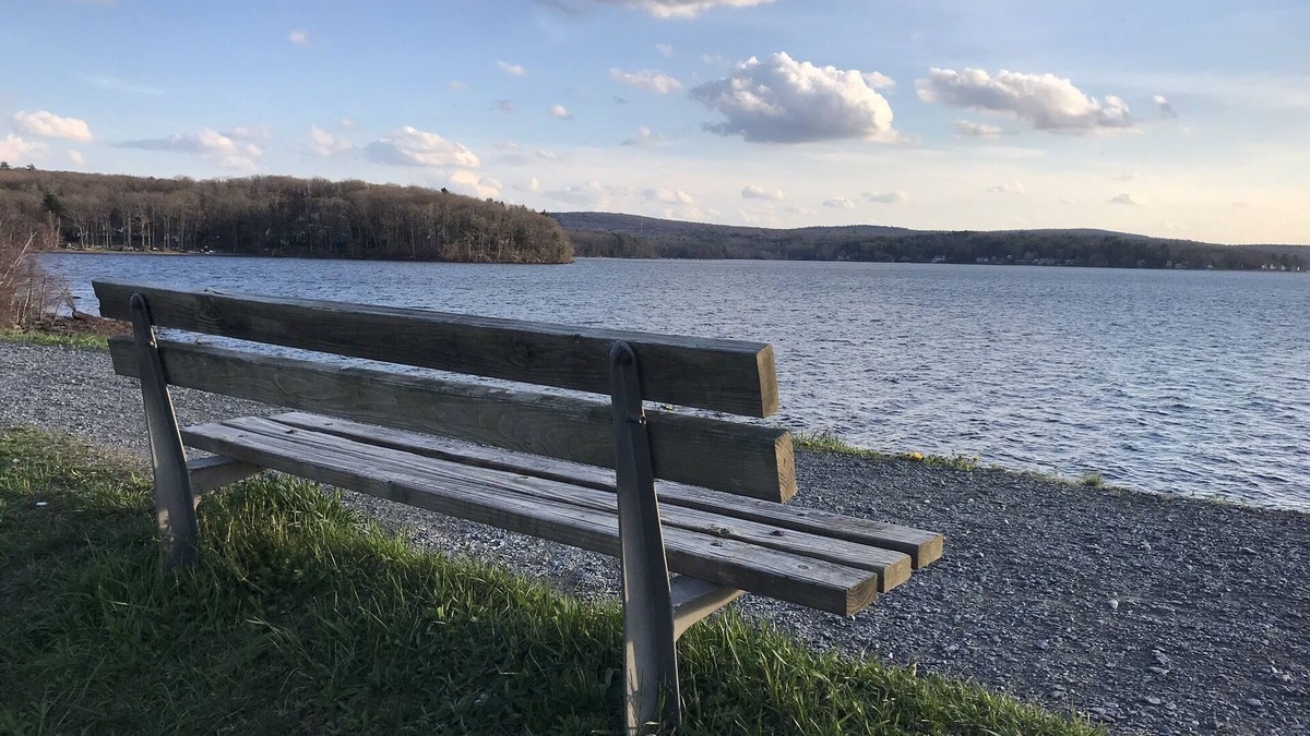 Hawley Cottage | Cozy Lakeview Family Cottage - steps to the lake, 2 swim docks & restaurant!
