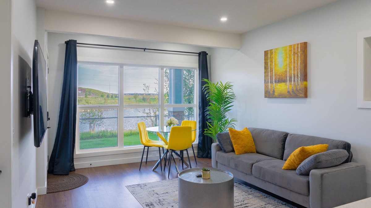 Northwest Calgary Apartment | Cozy lakeview guest suite