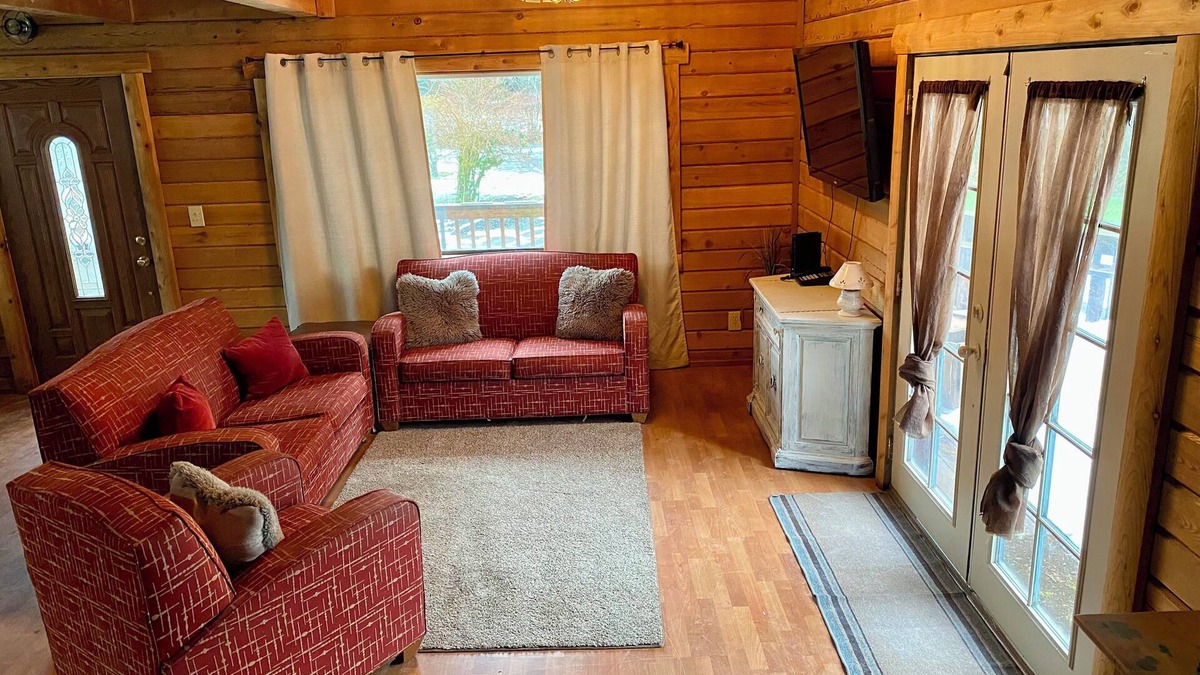 Forks Cabin | Cozy large cabin with sleeping loft in Forks WA