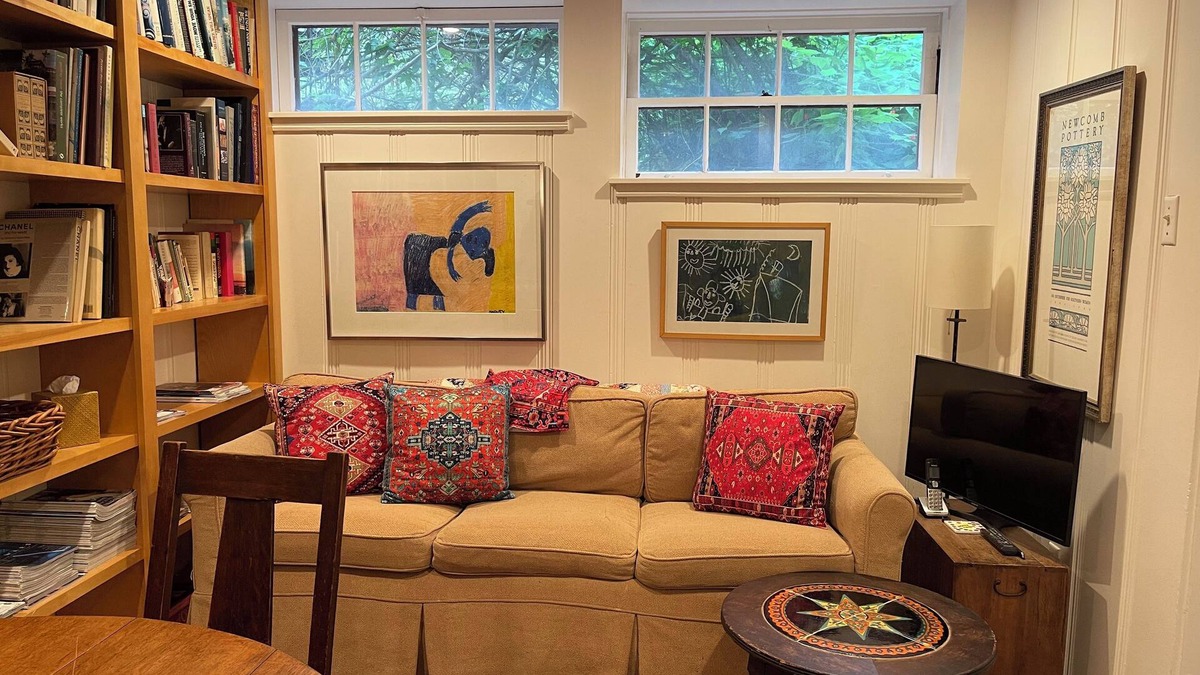 Hollywood Hills West Apartment | Cozy Laurel Canyon Retreat. 15 minute Drive to Hollywood Blvd!