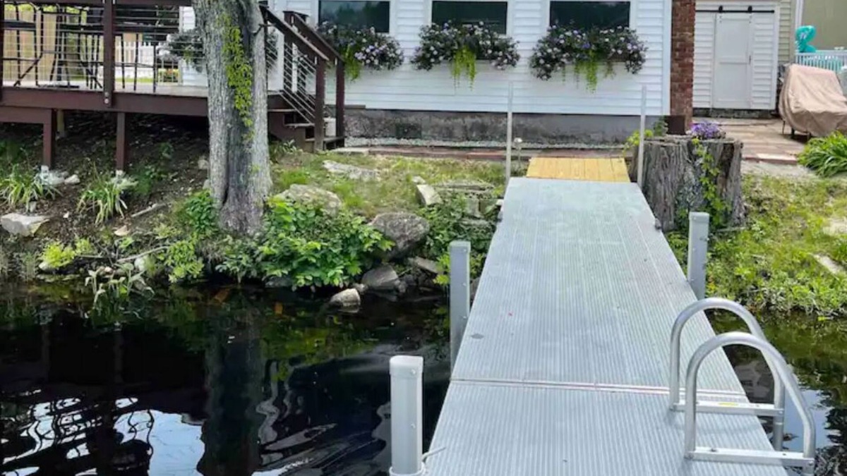 Salem Cottage | cozy little lake house for 2, pet friendly, non smoking