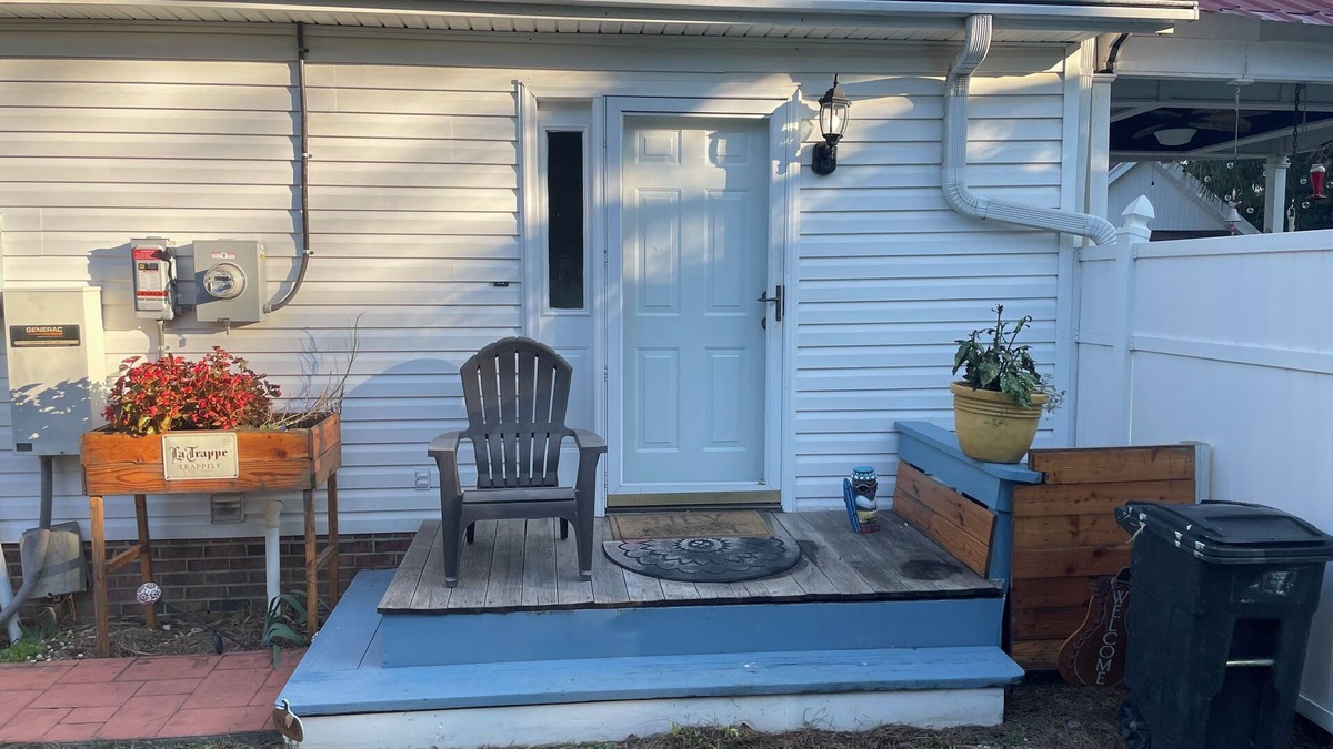 Oak Grove House | Cozy little space! Fully furnished! Come relax by the pool! 2 TV , CABLE/INT.
