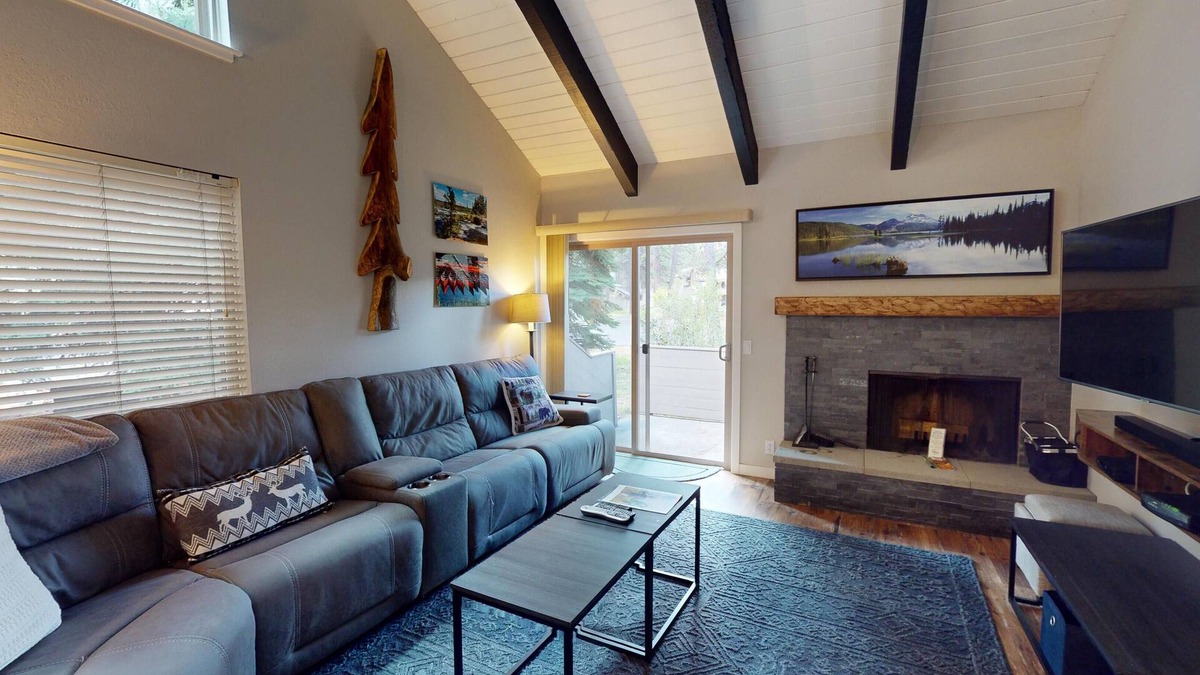 Tennis Village Condo | Cozy Lodge Condo with A/C, Fireplace & BBQ