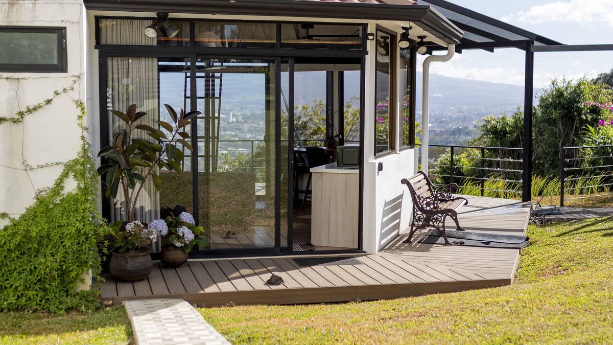 Pavas Cabin | Cozy Loft with big terras having a spectaculair view of San Jose