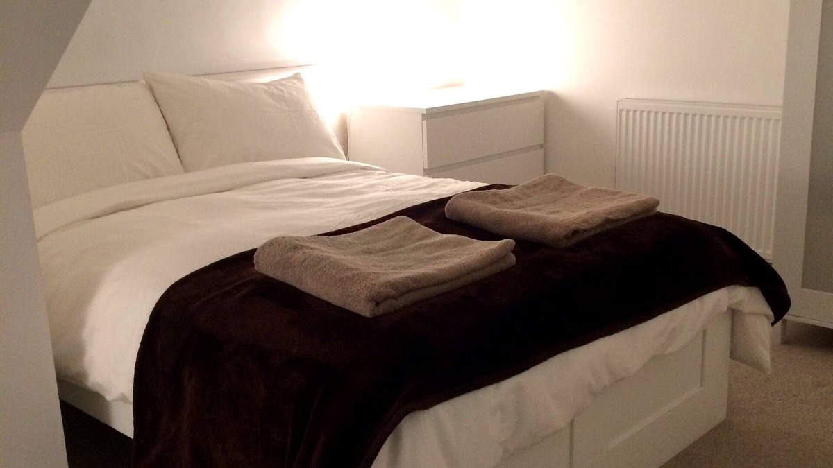 Turnham Green House | Cozy Loft Room in West London, Chiswick
