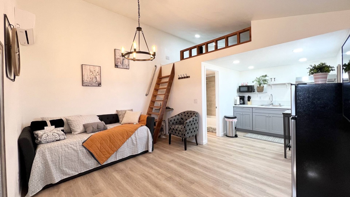 Lancaster House | Cozy Loft Studio Getaway