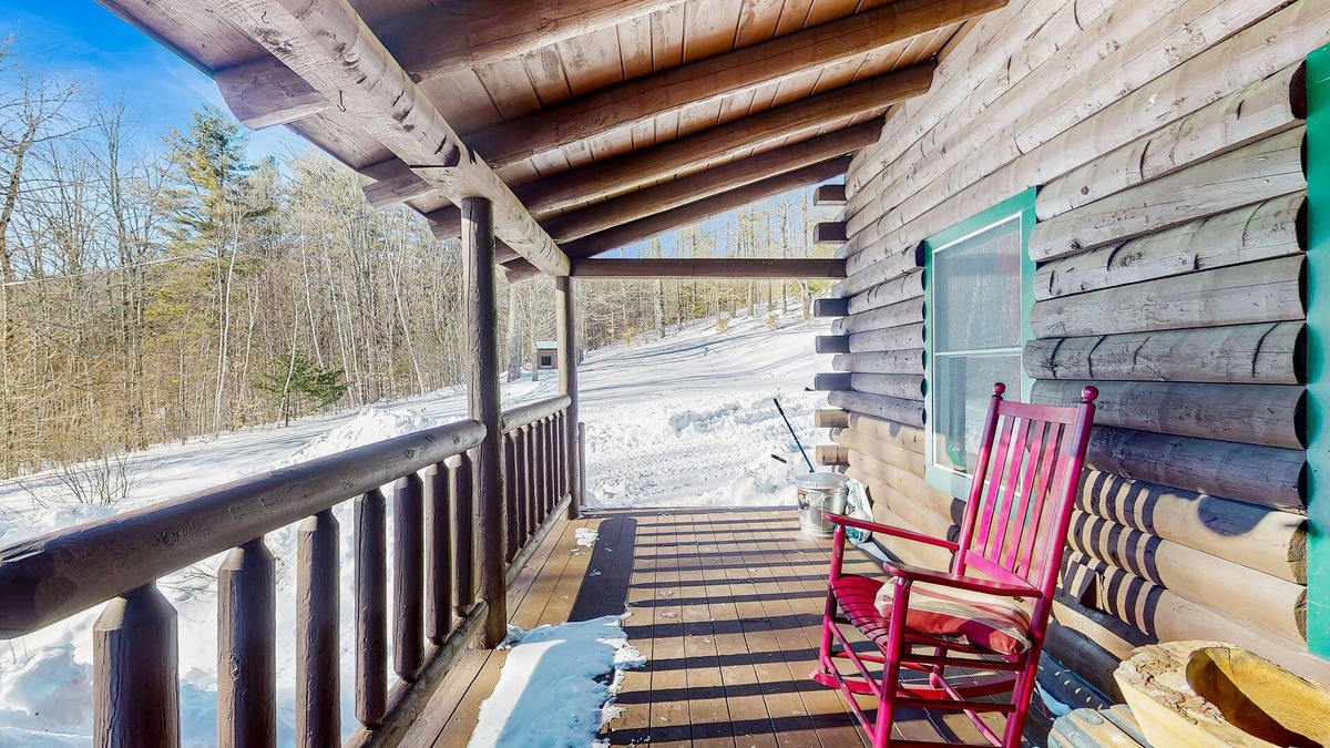 Bethel House | Cozy log cabin close to recreation, dog-friendly, balcony, BBQ, w/d, TVs, kayaks