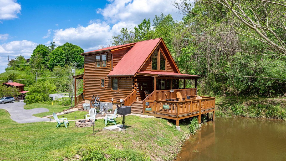Sevierville Cabin | Cozy Log Cabin-Hot Tub-Fire-Pit-Pond-CLEAN-Dollywood-Soaky Water Park-Dollywood