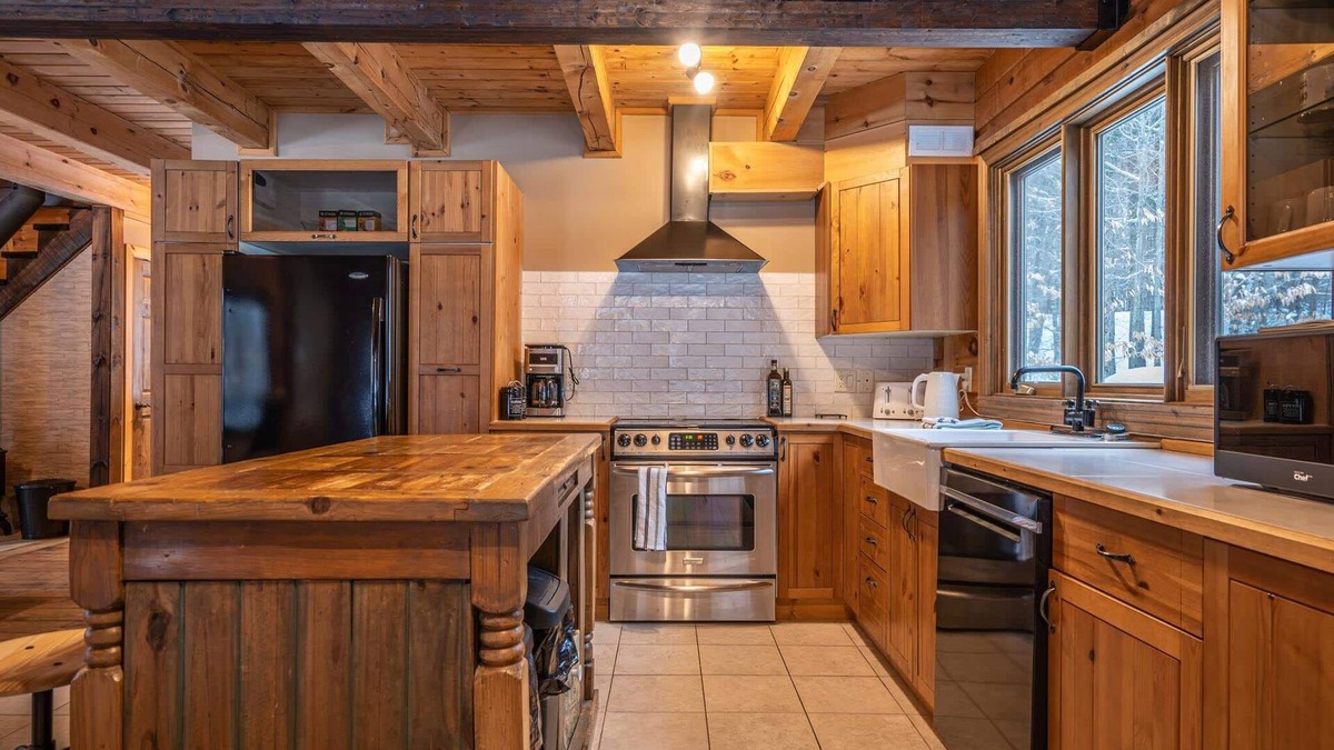Val-des-Lacs Ski Chalet | Cozy Log Cabin in Woods with Spa