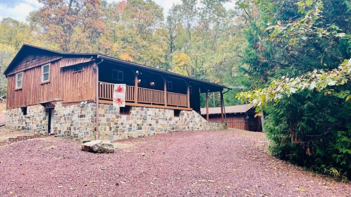 Ashfield Cabin | Cozy Log Cabin in Jim Thorpe