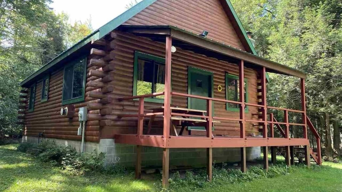 Gould City House | Cozy LOG CABIN in the woods