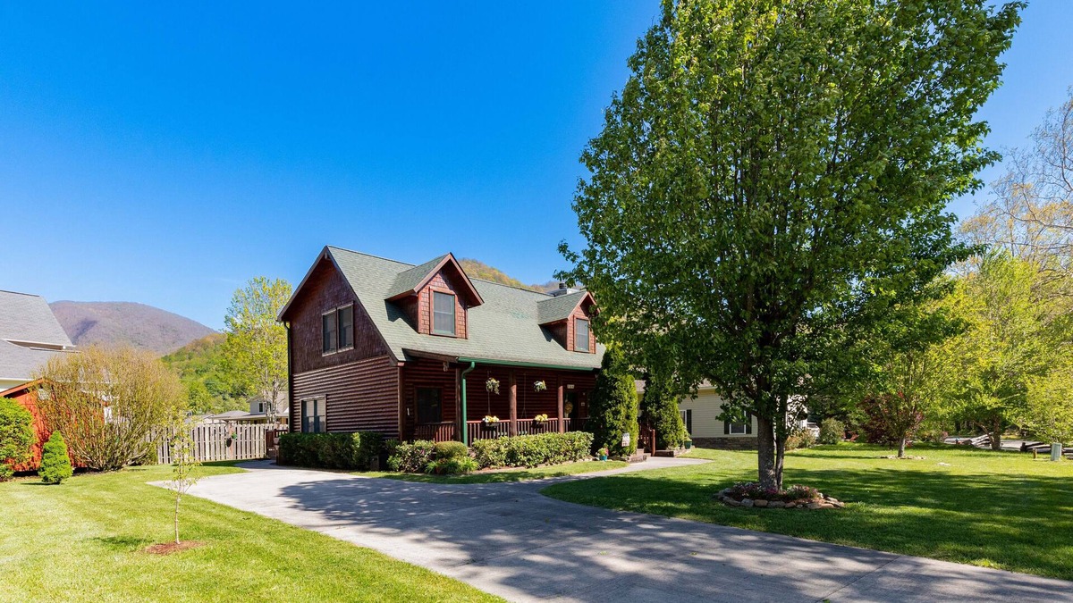 Maggie Valley Cabin | Cozy Log Cabin/Mountain Views & Rushing Creek/Pet-Friendly