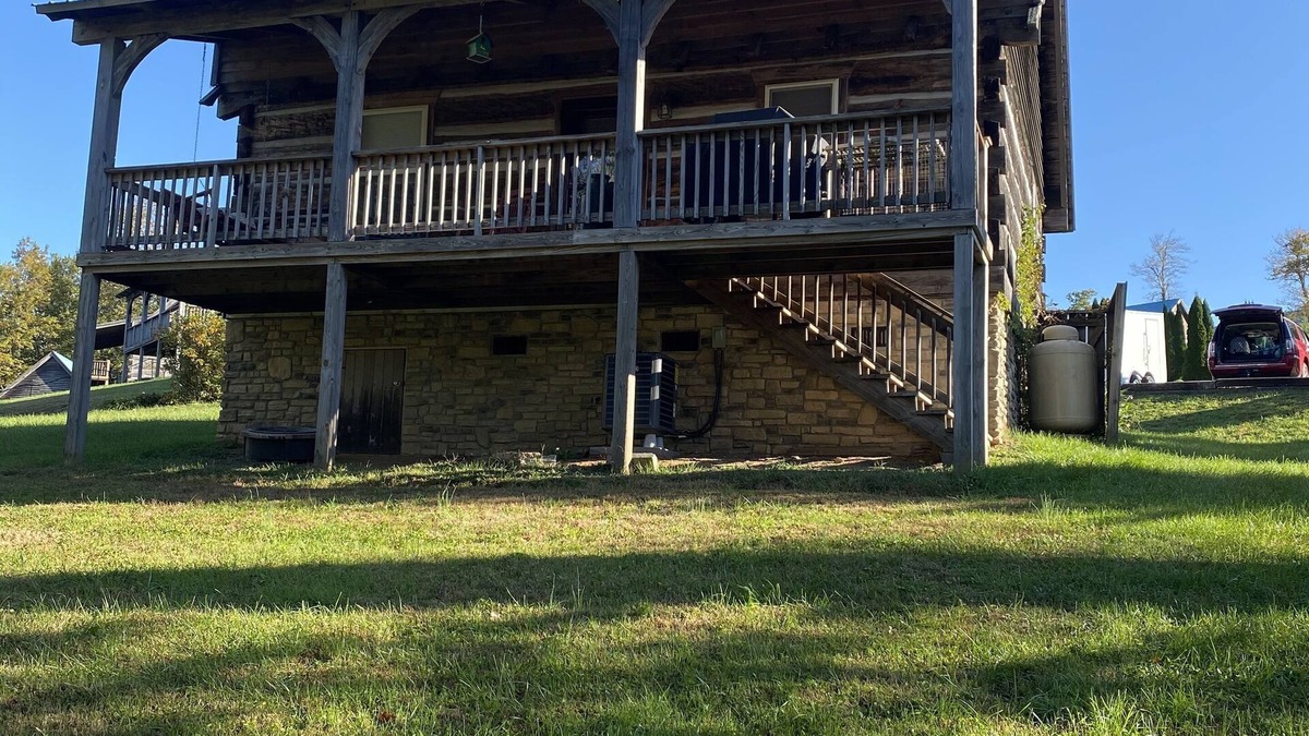 Vesta House | Cozy Log Cabin Near the Parkway