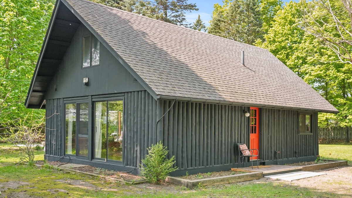 Mesick Cottage | Cozy Log Cabin on 1 Acre