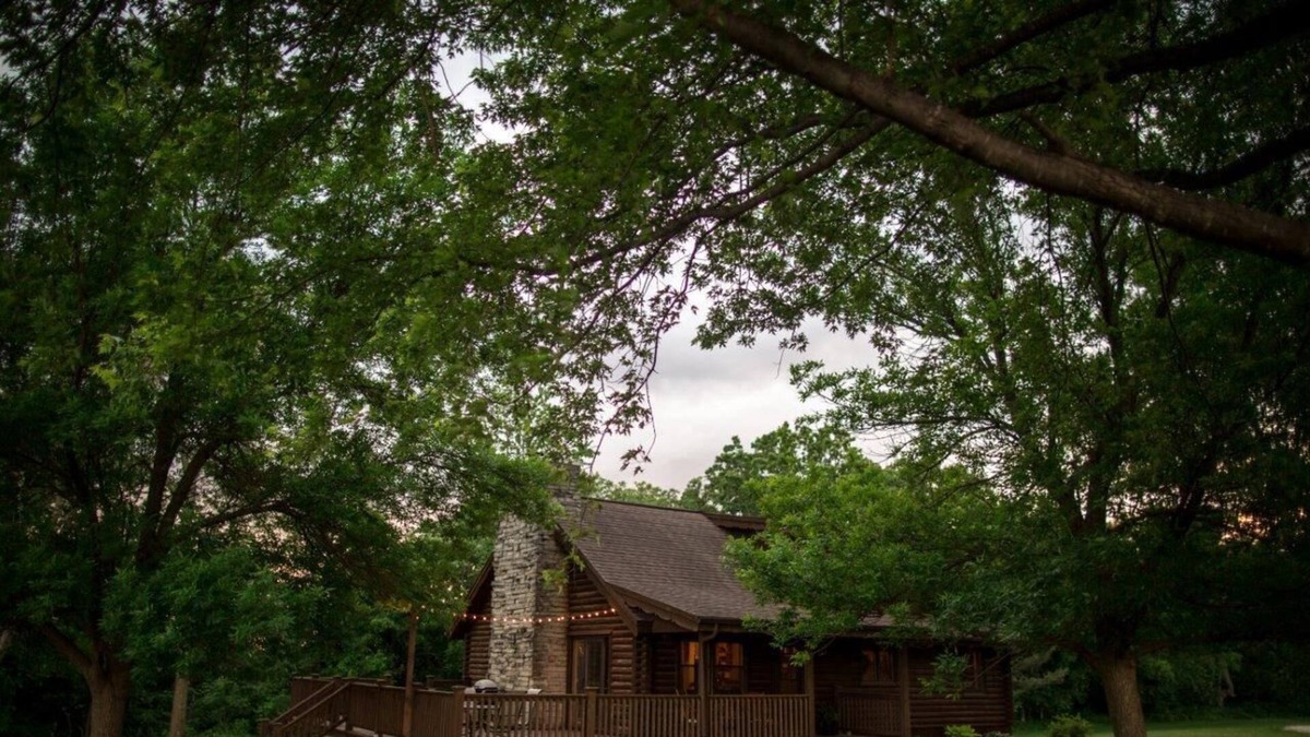 Fort Atkinson Cabin | Cozy Log Cabin On Secluded Acreage ~ Located Outside Of Fort Atkinson, Iowa