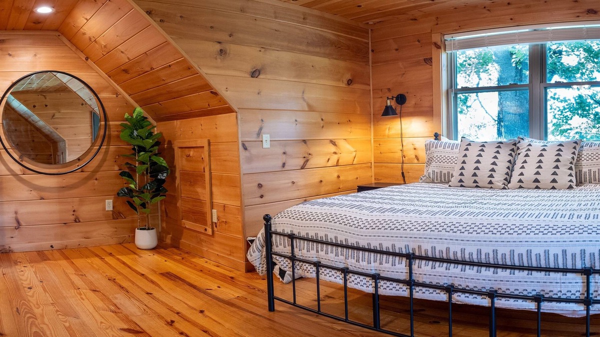 West Jefferson House | Cozy Log Cabin TH | Long-Range Mountain Views | Walk to Downtown West Jefferson
