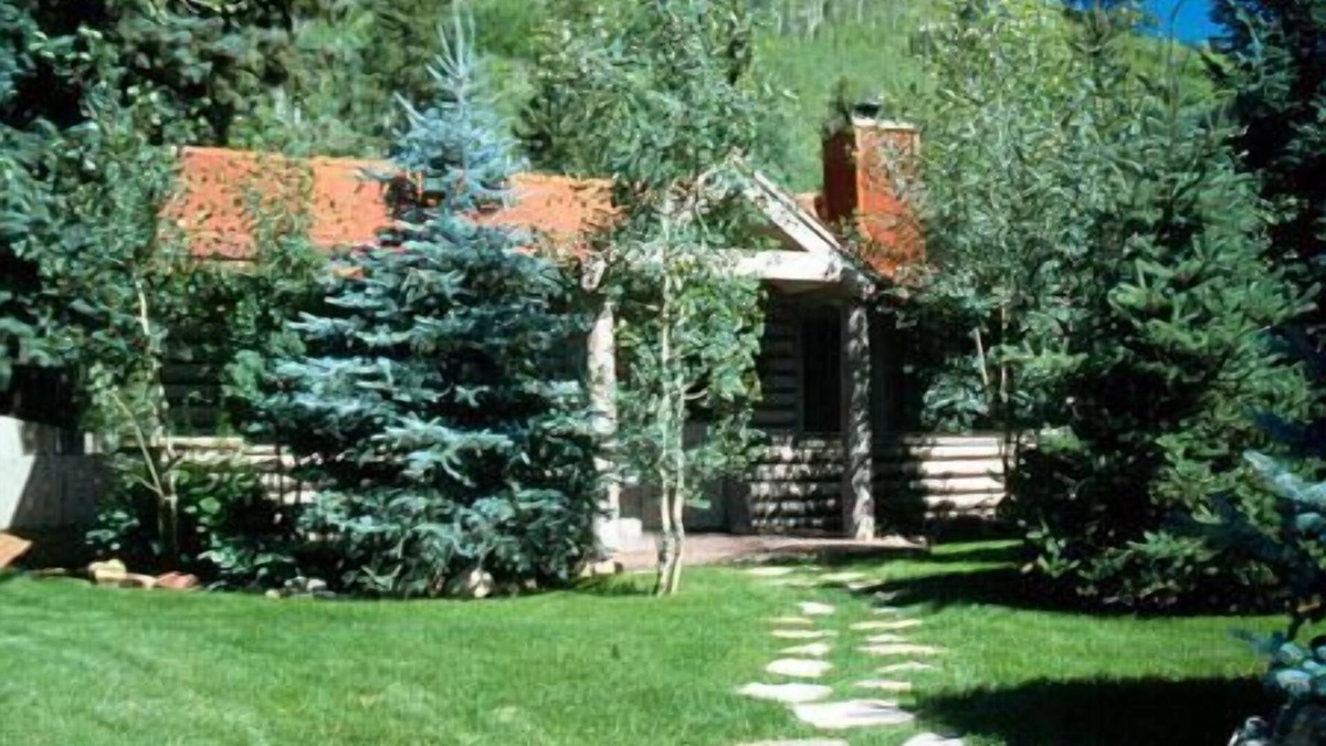 Redstone Cabin | Cozy Log Cabin w/Hot Tub on Redstone Blvd, beautifully landscaped for privacy.