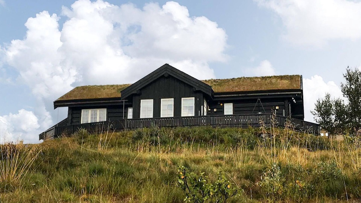 Tyinkrysset House | Cozy log cabin with sauna and mountain view.