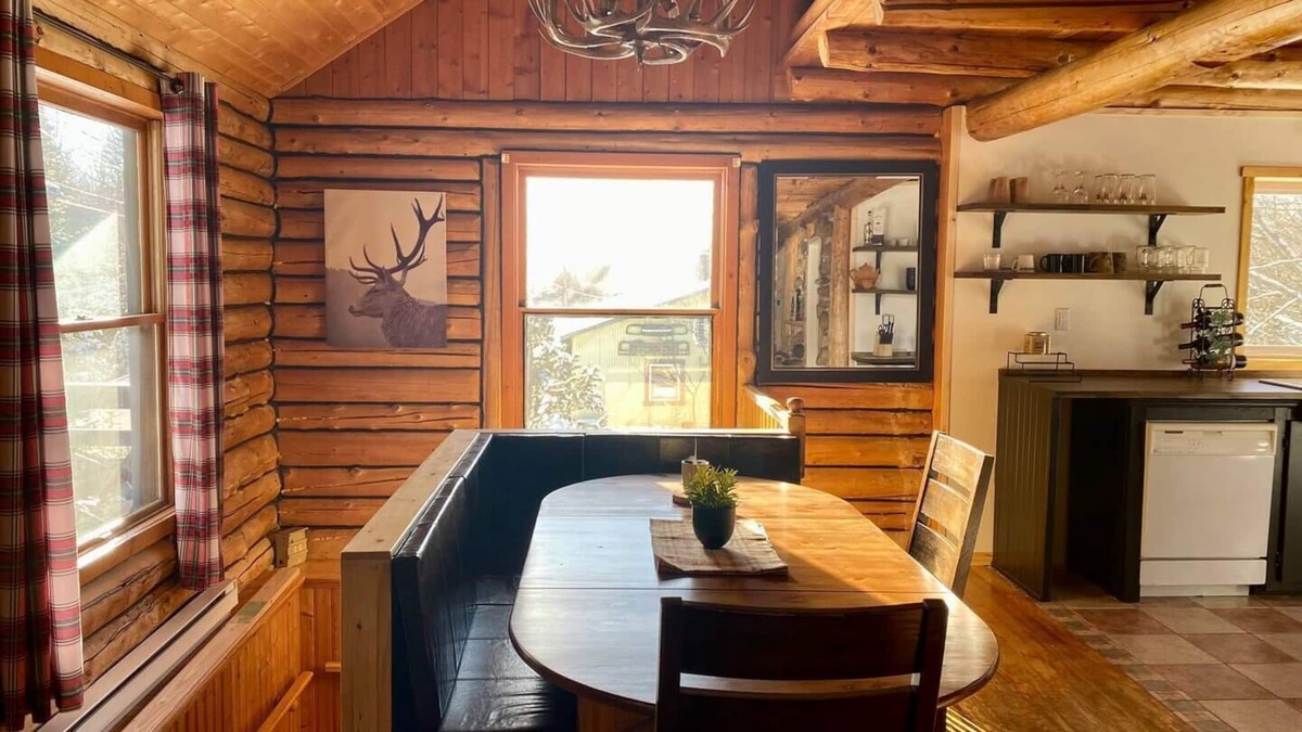 La Minerve Cottage | Cozy log cottage + TreeHouse