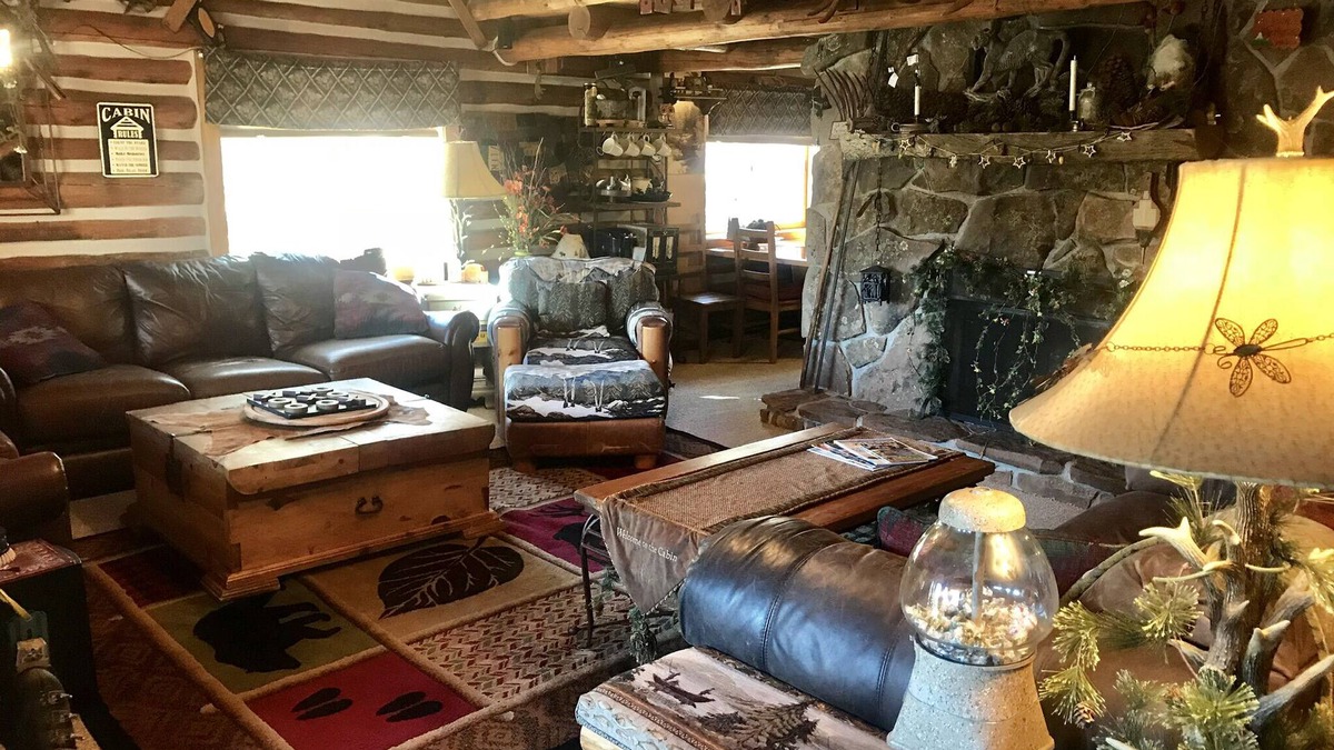 Winter Park Cabin | Cozy Log Home,3 min to slopes sleeps 10-11, Free shuttle steps away. location!