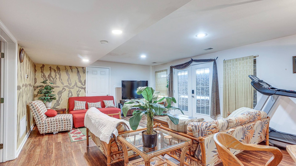 Buechel Apartment | Cozy Louisville Getaway, 17 Mi to Downtown!