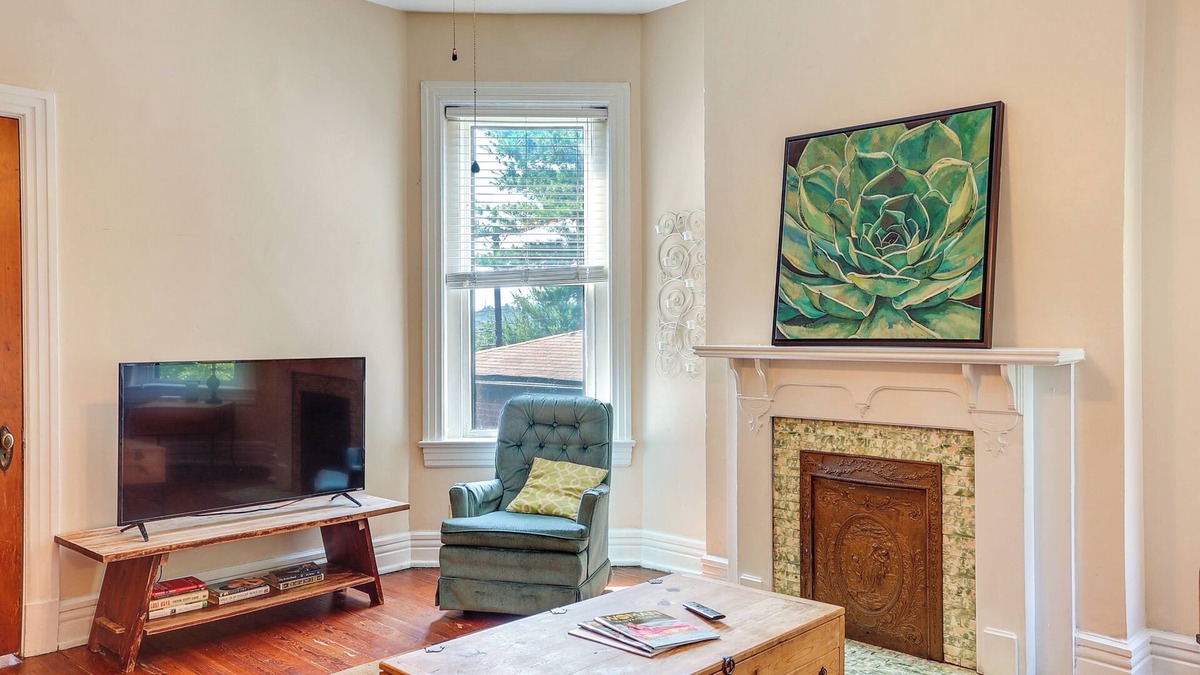 Old Louisville Apartment | Cozy Louisville Vacation Rental 2 Mi to Downtown!