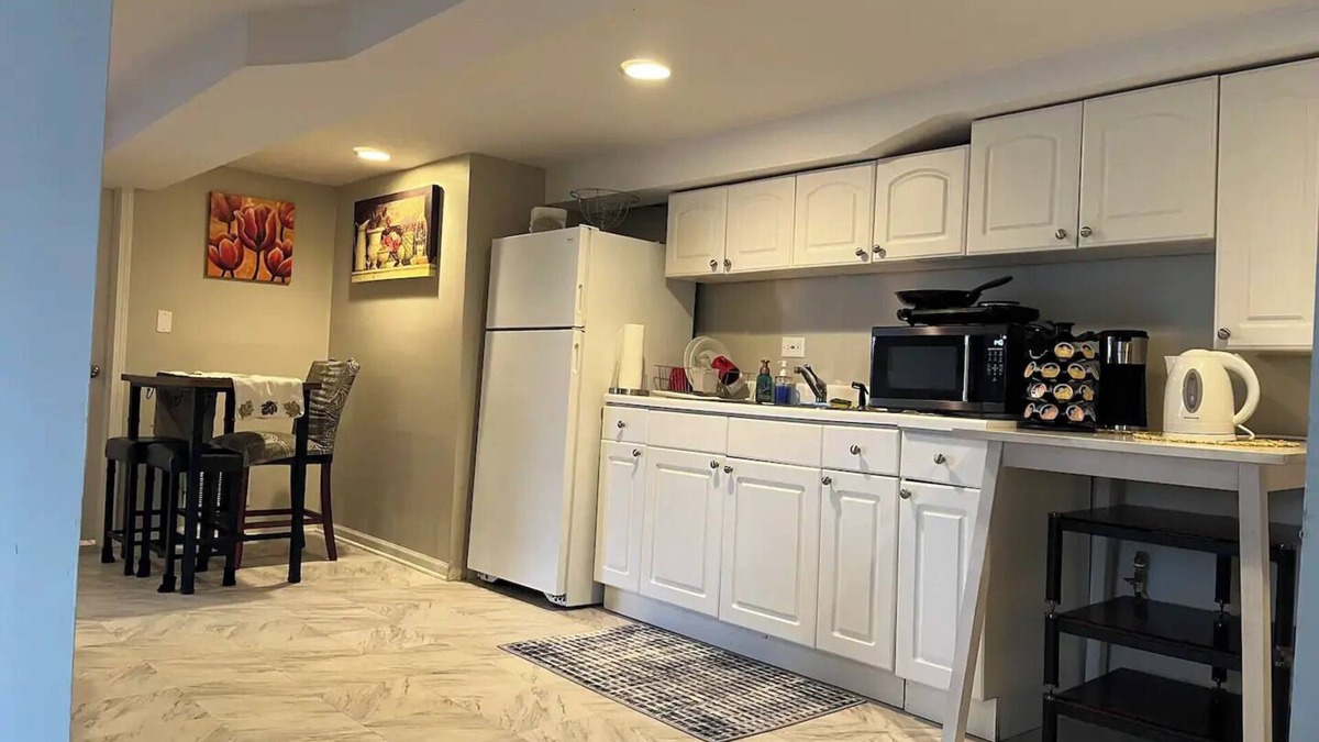 West Chicago Apartment | Cozy lower level apartment