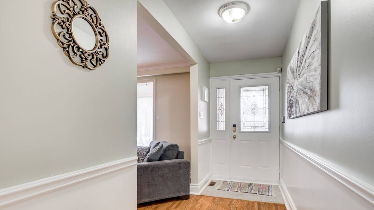 Streetsville House | Cozy luxurious family-sized bungalow in the heart of Mississauga!