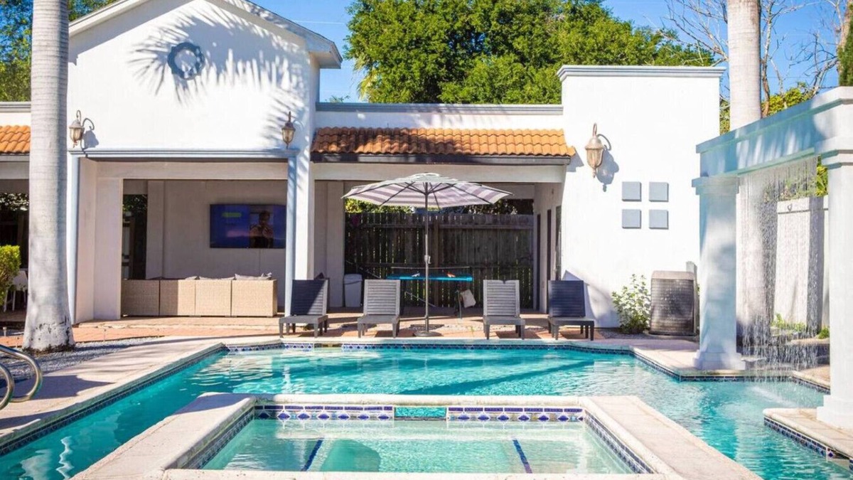 Brownsville Villa | Cozy Mansion/Pool & Jacuzzi/Cinema/Game Room